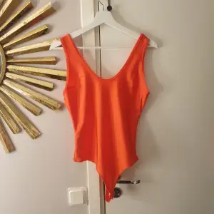 Oanvänd body från Bikbok. Färgen är mer röd orange i verkligheten. 