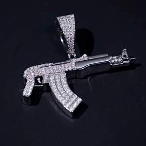 Exklusivt hänge för den som vågar synas, made to order💯Fully iced out AK47 pendant med äkta hand-set VVS Moissanite-diamanter tillverkad i äkta 925 silver! Passerar diamond teser! Kontakta oss vid intresse📲