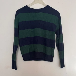 Randig stickad tröja - Koftan var alldeles för tajt för mig. Den ska sitta lite löst/”baggy”, därför borde du köpa denna om du är 1-2 storlekar mindre.  Färgerna är väldigt mörka vilket ser jätte snyggt ut med ett par svarta jeans.  (Original priset på är Shein 163kr)