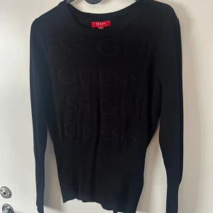 Stickad tröja GUESS - Helt ny oanvänd tröja, endast provad. Nypris var 1399kr, säljes för 350