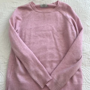 Rosa stickad tröja  - Säljer denna tröja då den aldrig används längre 