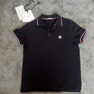 Moncler Piké - Säljer Moncler Piké ingen användning. Köpt i Juli denna sommar och har bara använts 3-4 gånger, i färgen navy blue. Kvitto finns. D bilden medföljs. Vid frågor eller intresse är det bara att höra av er. Skick 10/10. Pris kan diskuteras. Org pris 3,6k