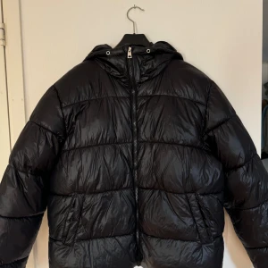 Vinterjacka - Säljer en svart glansig vinterjacka då jag köpt en ny, den är varm och använd lite mindre än en vinter så i hyfsat bra skick!🌟  Bara att skriva för fler bilder om du är intresserad!