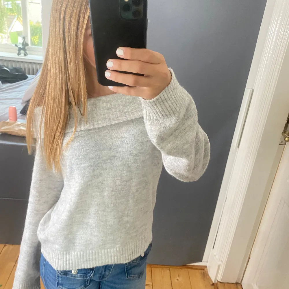 En grå Off shoulder tröja. Använd ett par fåtal gånger. Från hm o storlek 146-152 är som en xs då jag egentligen har de. Ord pris 299kr. Stickat.