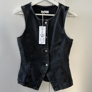 Jeansväst från Gina tricot  - Populär och slutsåld på hemsidan!  Oanvänd jeansväst från ginatricot strl S.