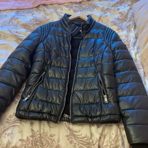 Jacka Guess - Guess Jacka storlek S i jättebra skick. Köpt på Guess butik i Rom för 250euro