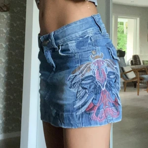 Cool lågmidjad jeanskjol - Såå cool med broderi på sidan!!😍 Midjemått: 38cm tvärs över  Längd: 34cm Använd gärna ”köp nu”❤️