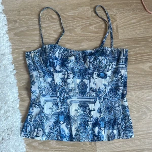 Plt Korsett - Storlek: 32/xs💗 Använd fåtal gånger och i bra skick. Köptes för 26£≈350kr💗 Köpte den för 2 år sedan och säljer den för att den inte längre passar💗💗