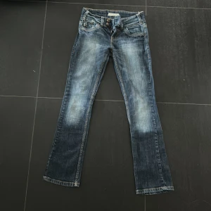 Lågmidjade Bootcut jeans med leopard - Lågmidjade Bootcut jeans med leopard mönster i fickorna. Jeansen är från Lindex fast säljs inte sen länge sen. Dem är o väldigt bra skick. (inga defekter)