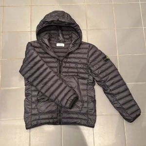 Stone Island Dunjacka  - Tja, säljer nu denna väldigt sparsamt använda limited edition Stone Island dunjacka. Inga defekter på jackan samt väldigt bra kond; 10/10 Det är en junior jacka men passar om man är runt 170-175. Köpt på Nk i Sthlm. Skriv vid minsta fundering! 