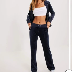 Juicy couture set  - Ett jättefint juicy couture set med både tröja och byxor! Använda några gånger men finns inga tydliga eller större defekter! Jättefin färg och perfekt nu till höst och vintern 🙏🏽priset inkluderar både tröjan och byxorna!