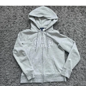 GRÅ GAP HOODIE - M≈S,har köpt hoodien på plick.Hoodien är i bra kondition:) Om due intresserad så skriv privat eller har frågor  Har köpt hoodien för 170kr tror jag