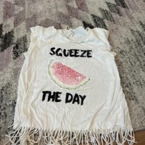 T-shirt  - Vit T-shirt från H&M, går att ändra på vattenmelonen till en citron 