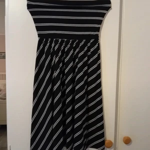 Svart och vit klänning  - Svart och vit randig klänning Off-shoulder modell  Storlek S 
