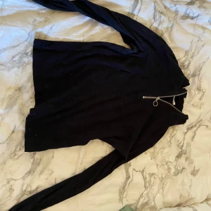 Fin långärmad svart tröja med kedja  - Använd lite, sitter fint & bra skick 
