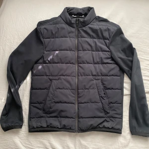 Svart jacka herr - Säljer min svarta cardigan jacka från Zara, då den blivit för liten Storleken är M och jag är 183cm Tveka inte på att höra av er eller köpa!