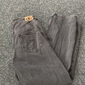 Sweet sktbs  - Snygga Sweet skateboard jeans i mörkgrå/svart. Lite oversize och as sköna:) Dom är storlek L men passar även mig som har M vanligtvis. Skate modellen nypris cirka 800kr