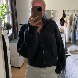 Stickad cardigan Lindex  - Jättefin blå stickad kofta från Lindex med dragkedja. Helt slutsåld på hemsidan. Storlek S men sitter som M då den är oversized. Perfekt nu till hösten💘💞Nypris 499, mitt pris 150!!