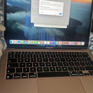 MacBook (M1, 2020) - En helt ny dator som är knappt använd. Säljer på grund av att tangentbordet är på engelska, vilket jag inte kommer till användning. Skriv Pm om du vill ha bilder eller andra frågor. Tack!😊