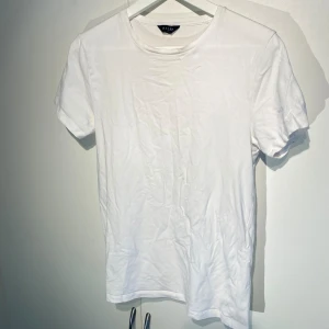 Riley Holborn O-Neck Tee  - Hej, säljer en vit t-shirt från Riley. Storlek S och TTS. Mer dressad T-shirt med stretch och sitter tajtare. Neutral & passar till allt. Nypris 250kr. Perfekt basplagg i garderoben. Välanvänd men i okej skick. Pris kan diskuteras. Hör av dig i DM! 