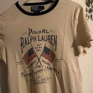 Riktigt snygg T-Shirt från Ralph Lauren i utmärkt skick, inga defekter. Skriv vid eventuella frågor!