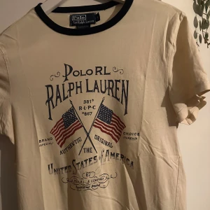 Ralph Lauren T-Shirt - Riktigt snygg T-Shirt från Ralph Lauren i utmärkt skick, inga defekter. Skriv vid eventuella frågor!