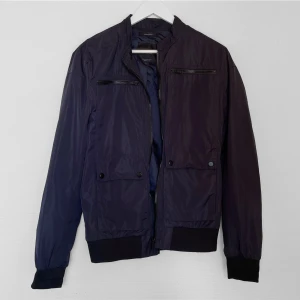 Jacka - Fin jacka från ”Zara” i storlek M! Köparen står för frakten men kan även mötas upp i Uppsala, Knivsta eller Sigtuna! Tveka inte att fråga mig om något🔹