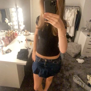 Volang kjol jeans - Sytt själv! Finns några fel men den är jätte fin. Inte riktigt använt den därför jag säljer då den är ganska trendig nu ❤️ stl s 