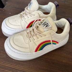 Eytys - Använda en ggn. Nypris 2000kr.