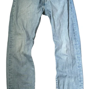 Levi's 501 jeans i ljusblå denim - Säljer ett par klassiska Levi's 501 jeans i ljusblå denim. De har en rak passform och är tillverkade i slitstarkt jeansmaterial. Bara att fråga vid funderingar.