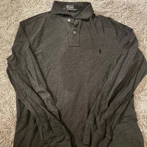 Långärmad piké  - Säljer en långärmad piké från ralph lauren som är köpt på Nk i vintras. Knappt använd och helt nyskick! 