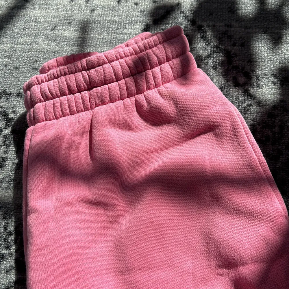 Rosa fina mjukisbyxor i bra skick, knappt använda!❤️. Farkut & Housut.