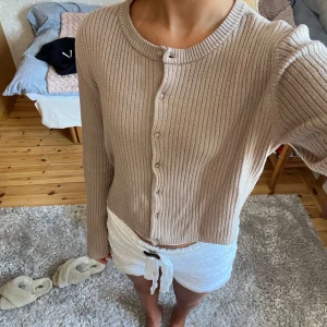 Mysig kofta! - Supermysig och bekväm kofta i en beige färg som är perfekt nu till hösten!🧸💕