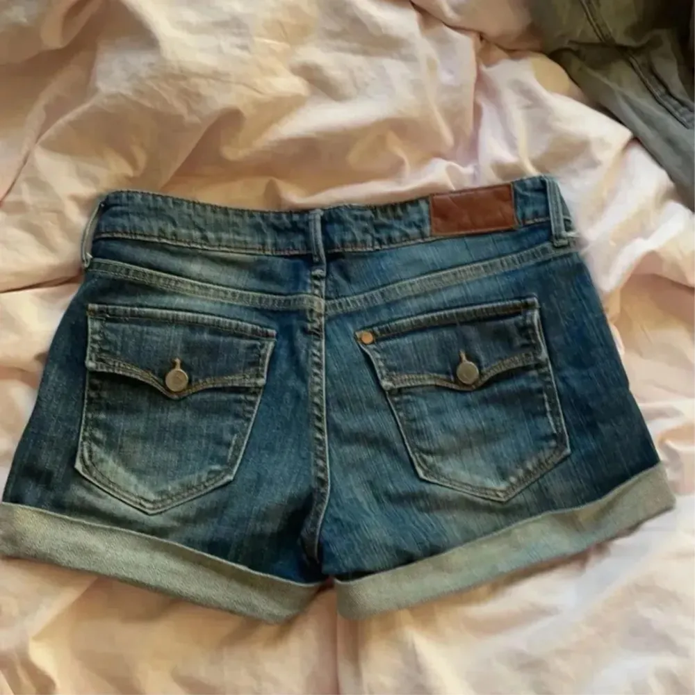 Jag säljer vintage liw waist jeans shorts🥰Super snygga och bekväma💘. Shorts.