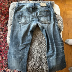 Nudie jeans  - Hej! Säljer mina Nudie jeans som är storlek 32/32, använda en gång. Säljer den pga att dem e för långa för mig.