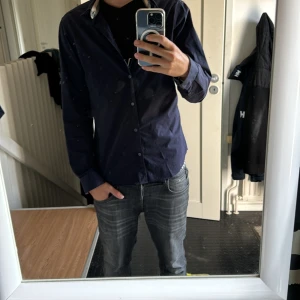 Burberry skjorta - Hej, säljer min tvärfeta burberry skjorta för bara 1500kr, skick 9/10, inte allas använd mycket, priset ligger på 1500 tack vare den är köpt på Plick för 4000