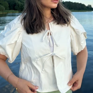 Topp från ginatricot - Säljer den här fina toppen, köpte på Gina. Andvänd en gång! 