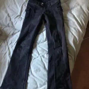 Säljer dess hm jeans i storlek 140 men passar 146-152🩷 slutsålt överallt eller säljs inte länge. Kan ta bild på🥰 Dom är också stretchiga