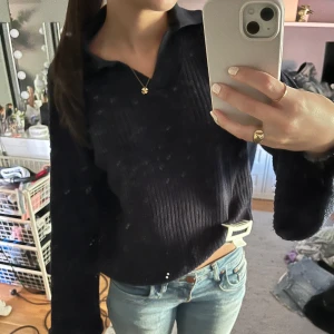 Matinblå Stickad - As skön marinblå stickad tröja med krage och vida armar! Använd fåtal gånger och är i nyskick!🙌🏻🙌🏻