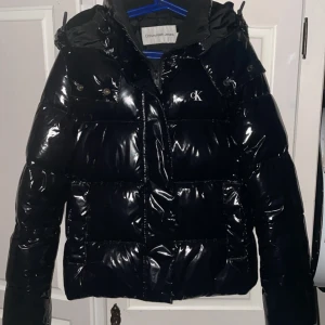 Calvin Klein jacka - Calvin Klein jacka storlek XS. Köptes förra vintern och användes bara då så den ser ny ut. Inga hål eller något fel. Nypris är runt 2000. Materialet på jackan har aldrig släppt vatten igenom. Skickar paket så fort som möjligt.
