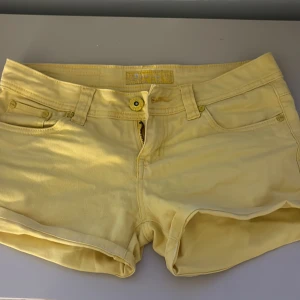 Gula shorts från Pop Cute - Säljer ett par snygga gula lågmidjade shorts från Pop Cute! säljer då de var lite små för mig💕💕