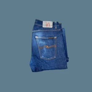 Nudie Jeans ”Lean Dean” - Säljer ett par stilrena blå Nudie Jeans | passformen är slimfit | storleken är 30/30 (W/L) | byxorna har en skön tvätt och i använt skick 8/10 | nypris är ungefär 1600 kr, vårt pris 450 kr | hör av dig vid frågor eller funderingar 💯