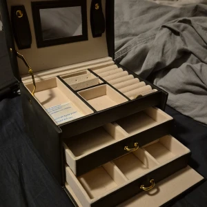 Smyckeskrin - Ett fint och enkelt smyckeskrin med 2 lådor och spegel köpte den för ett år sen och den har stått i garderoben sen dess