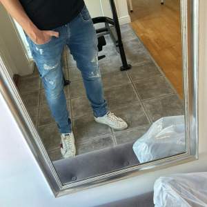 Replay jeans som är i bra skick andvända fåtal gånger, köpta för 1800kr och personen på bilden är 185