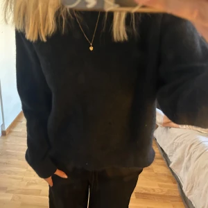 Stickad tröja - En mörkblå ullstickad tröja i vad jag skulle säga storlek S, en perfekt och varm tröja till hösten, som passar till allt!🍁☺️☺️