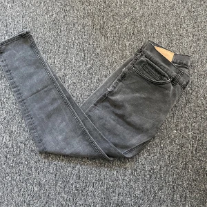 Dondup George - Tjena, Säljer ett par riktigt feta Dondup George slim fit (gråa). 8/10 skick då de är ett hål som har sytts igen av en skräddare som ni ser på bild 3. vilket då är inräknat i priset. Har använts runt cirka 3-5 gånger. Skriv för fler bilder/frågor.