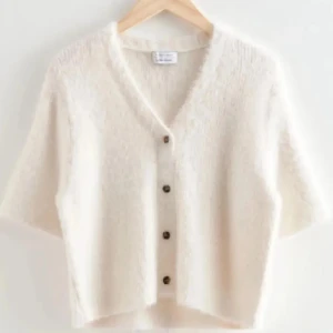 &Other storis kofta - Sjukt snygg helt slut såld kofta ifrån & &other storis , väldigt bra skick!❣️