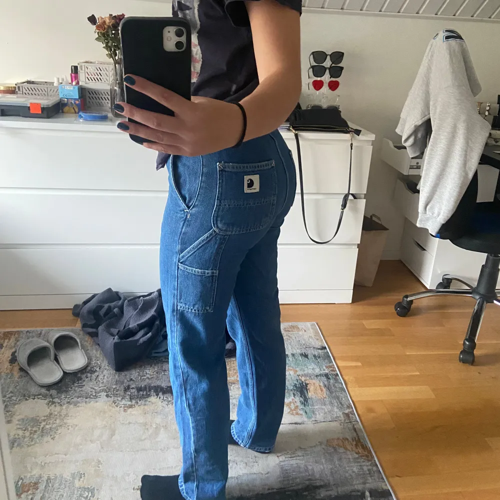 Säljer dessa skit coola carhartt jeans som jag verkligen verkligen skulle vilja ha men de var tyvärr för små för mig 🙁 jätte bra skick. Jeans & Byxor.