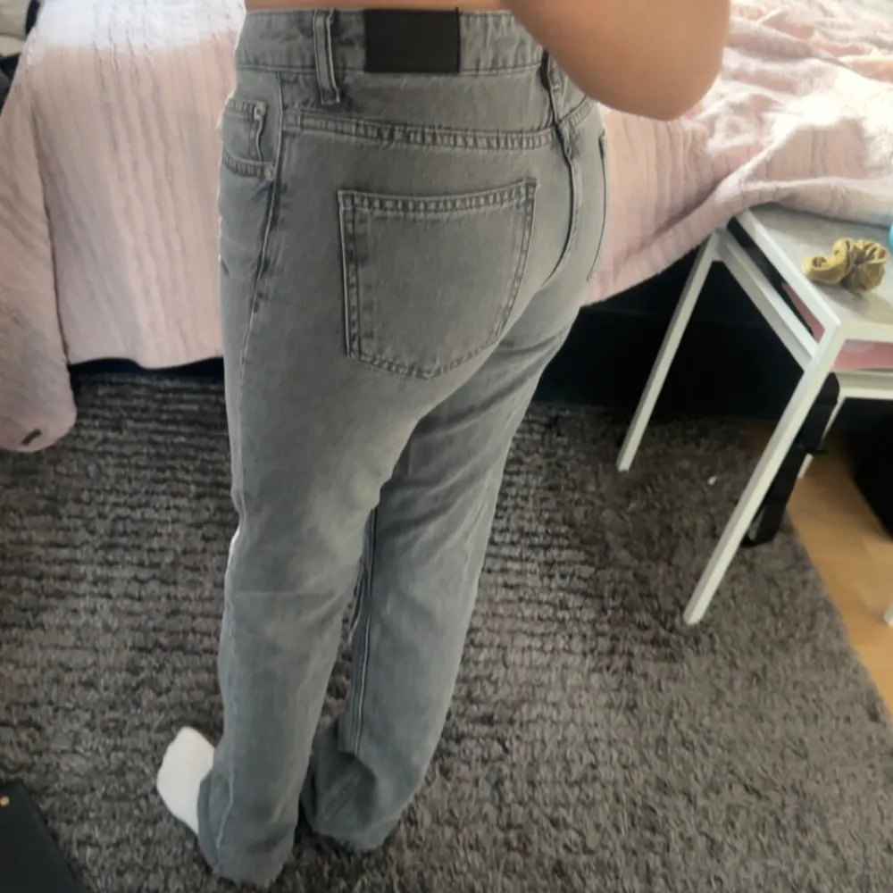 Ursnygga jeans ”icon” i mid waist. Endast använda en gång och är i toppskick. Säljer pga de inte kommer till användning ☺️. Jeans & Byxor.