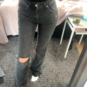 Jeans tall  - Midwaist jeans tall från Gina Tricot. Använda Max 3 ggr och kommer inte till användning. Perfekt passform och lite för långa på mig som är 168. Skriv för minsta lilla fundering 💞